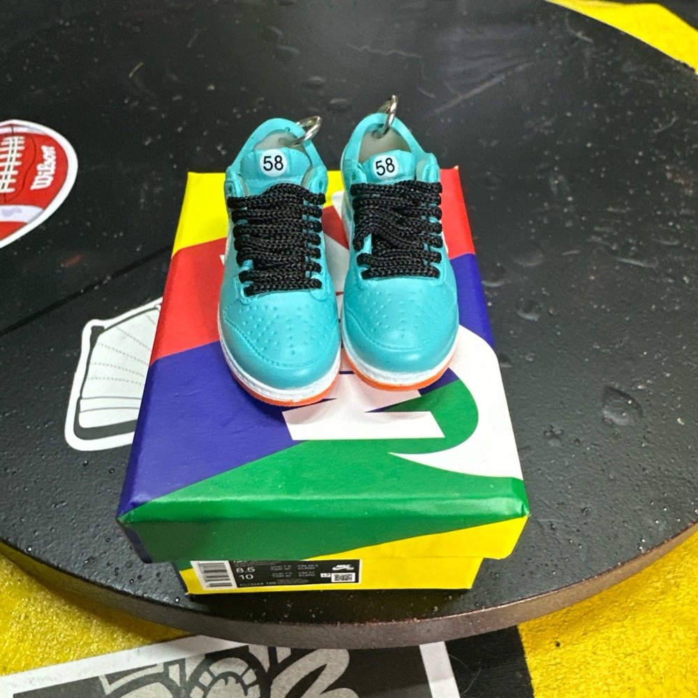 Mini Sneaker SB Dunk 58 McLaren Keychain - Picture 3 of 3